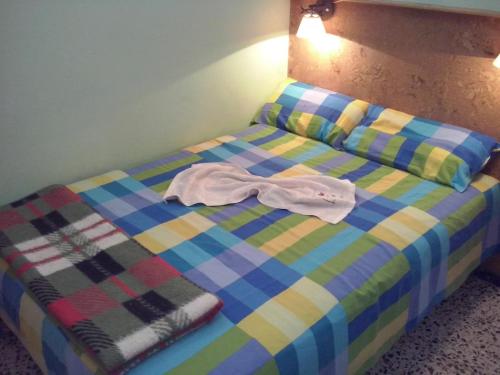 een bed met een shirt en een strikje erop bij Atico en La Aldea de San Nicolas in San Nicolás