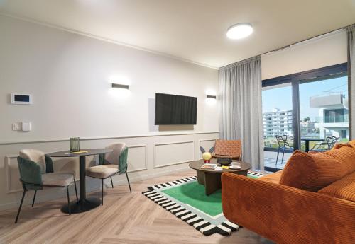 TV a/nebo společenská místnost v ubytování LIV The City Suites ADULTS ONLY