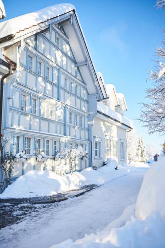 Hotel und Restaurant Wolfensberg semasa musim sejuk