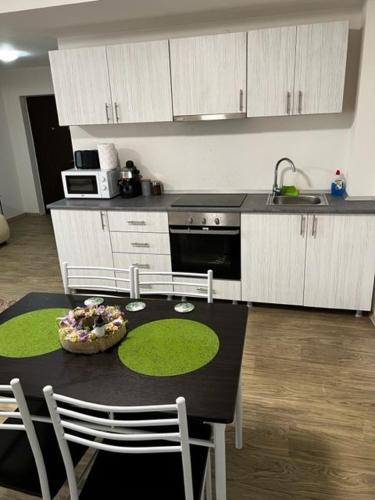 kuchnia ze stołem i krzesłami w pokoju w obiekcie Apartament 9 Central w mieście Târgu Mureş