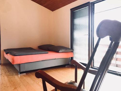 Habitación pequeña con cama y cinta de correr en Beautiful holiday cottage DaMa, en Nova Gorica