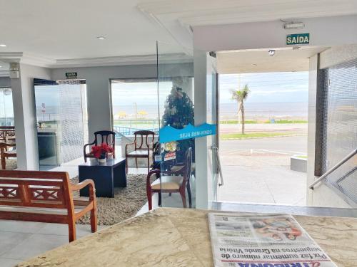 salon z widokiem na ocean w obiekcie INTER HOTEL JACARAÍPE w mieście Serra