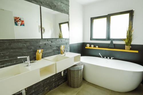baño con 2 lavabos y bañera grande en Splendide Villa ESTEVE piscine démesurée proximité Sarlat, en Sainte-Mondane