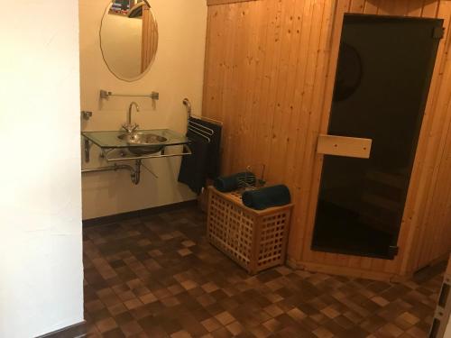 een badkamer met een wastafel en een spiegel bij Generations Holiday Garden Flats in Attendorn