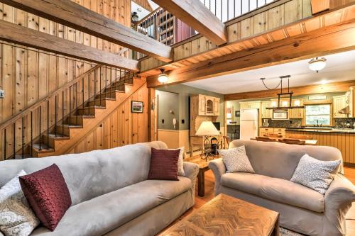 Χώρος καθιστικού στο Black Mountain Cabin with Screened Porch and Views!