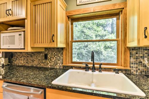 Η κουζίνα ή μικρή κουζίνα στο Black Mountain Cabin with Screened Porch and Views!