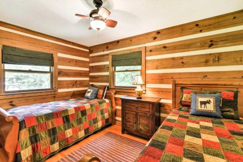 2 camas en una habitación con paredes de madera en Black Mountain Cabin with Screened Porch and Views!, en Black Mountain