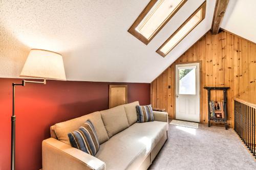 Χώρος καθιστικού στο Black Mountain Cabin with Screened Porch and Views!