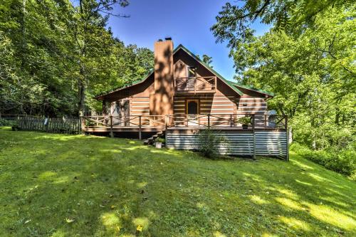 Κήπος έξω από το Black Mountain Cabin with Screened Porch and Views!