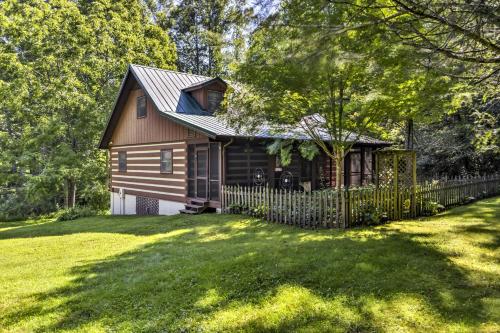 Κήπος έξω από το Black Mountain Cabin with Screened Porch and Views!