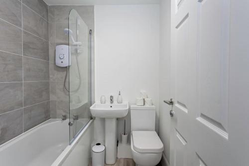 a bathroom with a toilet and a sink and a shower at Spacious Comfortable house close to Etihad+parking in Manchester