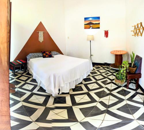 ein Schlafzimmer mit einem Bett und einem geometrischen Boden in der Unterkunft Hostal Azul in Granada