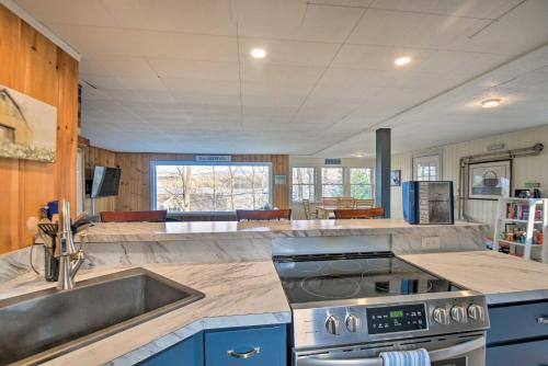 Η κουζίνα ή μικρή κουζίνα στο Updated Bristol Lakehouse with Kayaks and Beach Access
