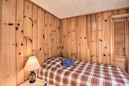 Ένα ή περισσότερα κρεβάτια σε δωμάτιο στο Updated Bristol Lakehouse with Kayaks and Beach Access