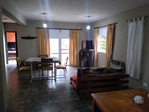 ein Wohnzimmer mit Sofa und Tisch in der Unterkunft Casa Mar de Ostende in Ostende