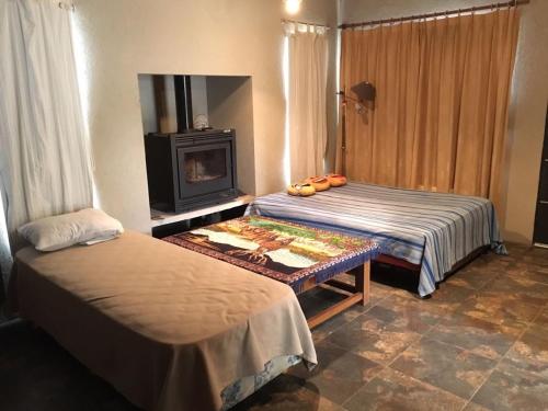 2 Betten in einem Zimmer mit Kamin und TV in der Unterkunft Casa Mar de Ostende in Ostende