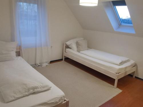 a small room with two beds and a window at Monteurwohnung in Wesermarsch, Küche, Einzelbetten, Stedinger Landhotel in Berne