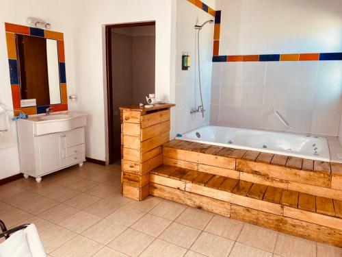 La salle de bains est pourvue d'une baignoire en bois et d'un lavabo. dans l'établissement Terrazas de Lobos, à Lobos