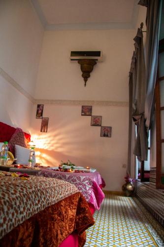 Postel nebo postele na pokoji v ubytování Riad Baba