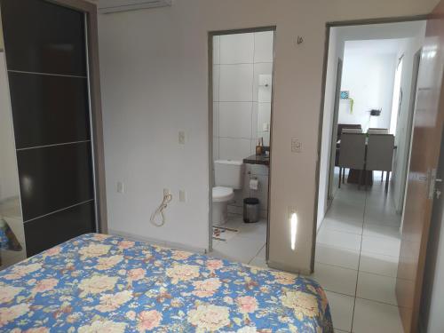 Schlafzimmer mit einem Bett und Blick auf ein Bad in der Unterkunft Ap Completo na zona Nobre com 3 quartos, sendo 1 suíte in Teresina