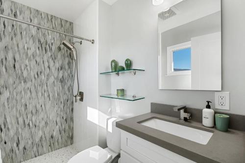 y baño con lavabo, aseo y espejo. en @ Marbella Lane - Chic Abode w/Mountain Skyline en Pacifica