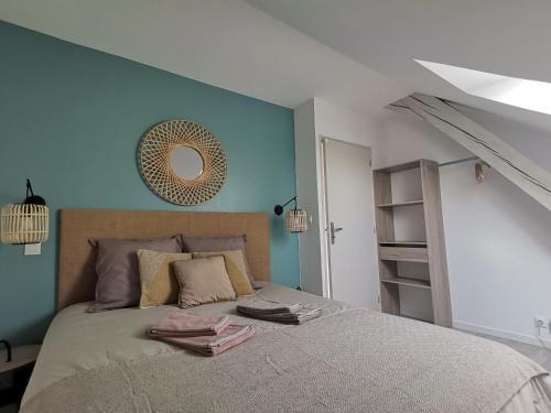 1 dormitorio con 1 cama grande y pared azul en L'Hortensia, en Soultz-Haut-Rhin
