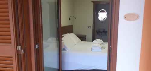 1 dormitorio con 1 cama y puerta de cristal en Casale Sienti'n Può, en Norcia