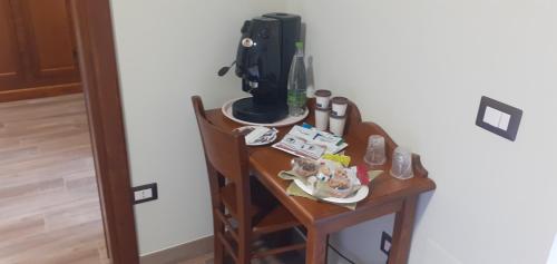 a table with a coffee maker on top of it at Casale Sienti'n Può in Norcia