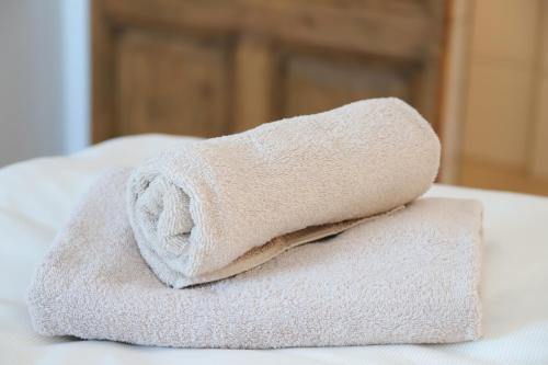einen Stapel Handtücher auf dem Bett in der Unterkunft Hafenkoje Zum Anker in Wolgast