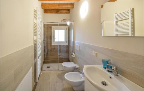 y baño con lavabo, aseo y ducha. en Amazing Apartment In Longare With Kitchenette, en Longare