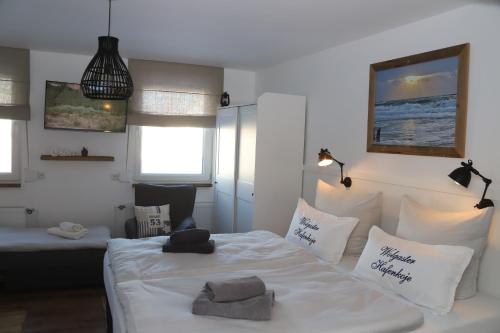 Habitación de hotel con cama y sofá en Hafenkoje Zum Anker en Wolgast