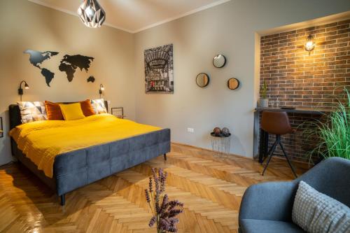 Belvárosi apartman 'Bronze' في ميشكولتْس: غرفة نوم بسرير كبير وجدار من الطوب