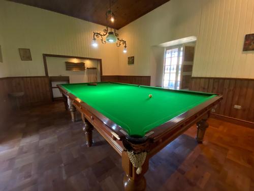 a billiard room with a green pool table at Casona Lo Aguirre , Hospedaje de Temporada Cálidas in Talagante