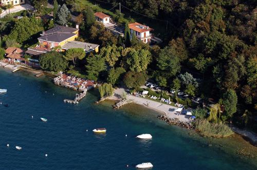 una vista aérea de un lago con barcos en el agua en Hotel Garden Zorzi, en San Felice del Benaco