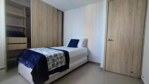 Ein Bett oder Betten in einem Zimmer der Unterkunft Cartagena 3 habitaciones 9 personas cerca a la playa Wifi y Parqueadero