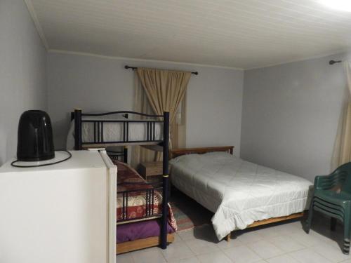 - une chambre avec un lit et des lits superposés dans l'établissement Hostal Ribera de Quitor, à San Pedro de Atacama