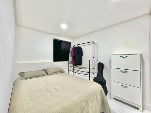 1 dormitorio con 1 cama y vestidor en cruzeiro novo QD 203, en Brasilia