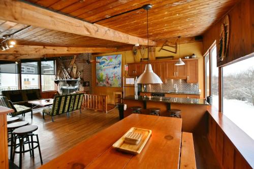 Rustic Chalet, Near the Village, Indoor Sauna, BBQ Patio