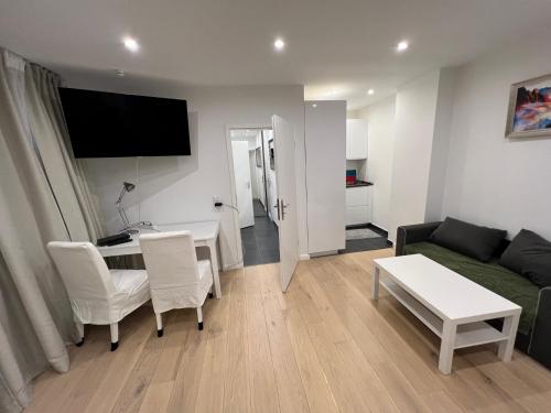 Μια τηλεόραση ή/και κέντρο ψυχαγωγίας στο Lovely Apartment close to the Heart of Nürnberg