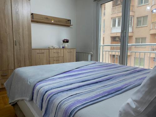 Ένα ή περισσότερα κρεβάτια σε δωμάτιο στο Ejna Apartment