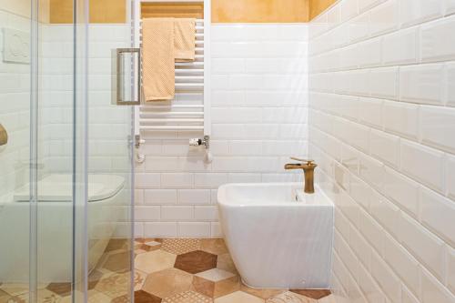 拉奎拉的住宿－Aria di Bosco，白色的浴室设有水槽和卫生间。