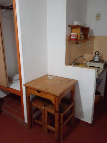 un tavolino in cucina con lavandino di Hostería Vecchia Costa a San Bernardo
