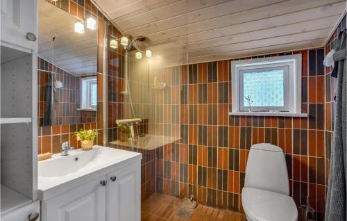 Koupelna v ubytování 2 Bedroom Awesome Home In Thyholm