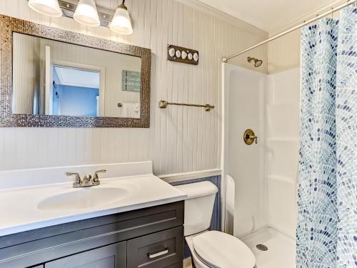 Our Cooler Getaway في تيبي أيلاند: حمام مع حوض ومرحاض ومرآة
