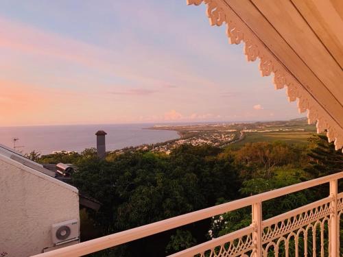 - une vue sur l'océan depuis le balcon d'une maison dans l'établissement Le Caillou Blanc, à Saint-Paul