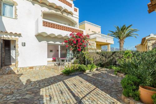 una gran casa blanca con una palmera delante de ella en V020 - PUERTO PRIMERO en Ampuriabrava