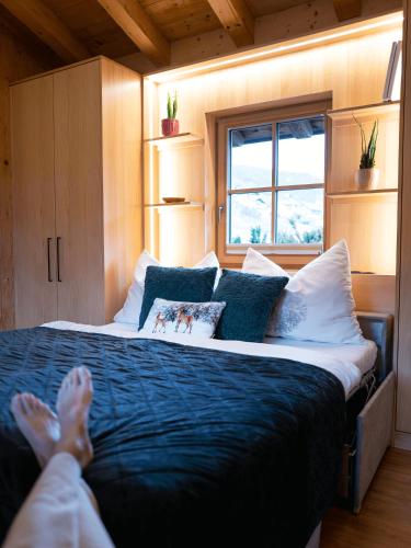 Katil atau katil-katil dalam bilik di Chalet Hittli 1065 Tirol sauna garden WiFi guest card