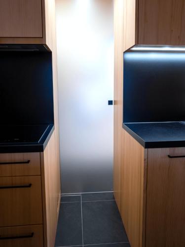 Dapur atau dapur kecil di Chalet Hittli 1065 Tirol sauna garden WiFi guest card