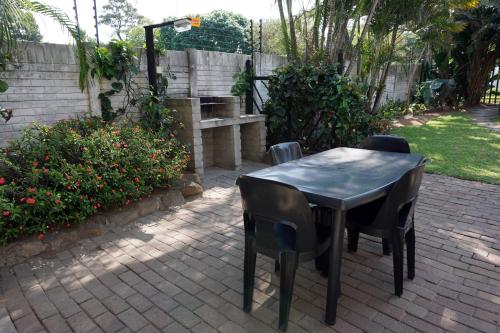 Ein Garten an der Unterkunft Sheba Rock Guesthouse