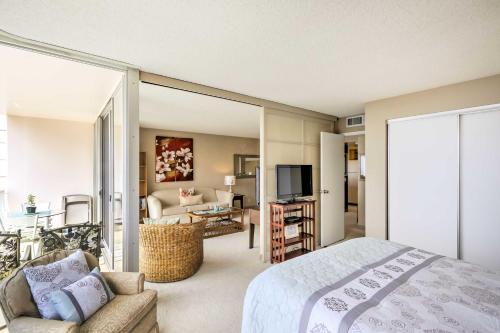 een slaapkamer met een bed en een woonkamer bij Makaha Condo Near Pokai Bay Beach with Ocean View! in Waianae